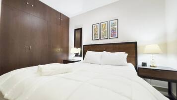 Een strijkplank/strijkijzer, reisbedje, wifi, beddengoed