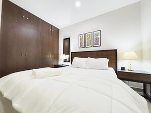 Ferros/tábuas de passar roupa, berço de viagem, Wi-Fi, roupa de cama