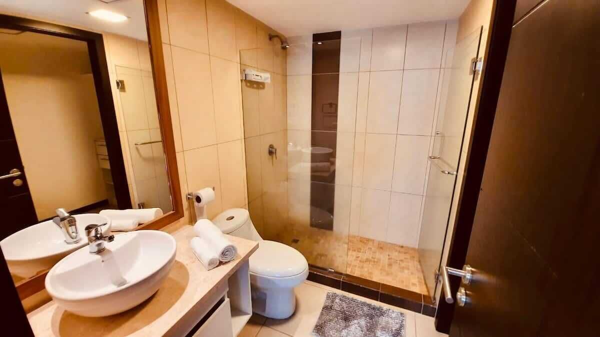 Een douche, een haardroger, shampoo