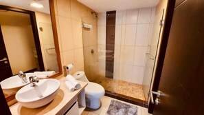 Een douche, een haardroger, shampoo