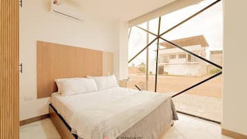 Escriptori, planxa i posts de planxar, wifi i roba de llit