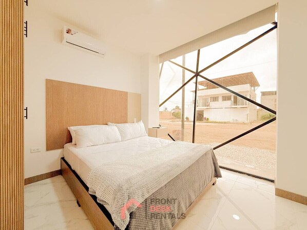 Escritorio, tabla de planchar con plancha, wifi y ropa de cama