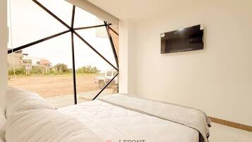 Desk, iron/ironing board, WiFi, bed sheets