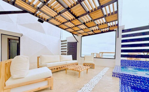 Beachfront, pool, whirlpool & firepit