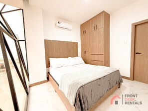 Skrivebord, strygejern/strygebræt, Wi-Fi, sengetøj