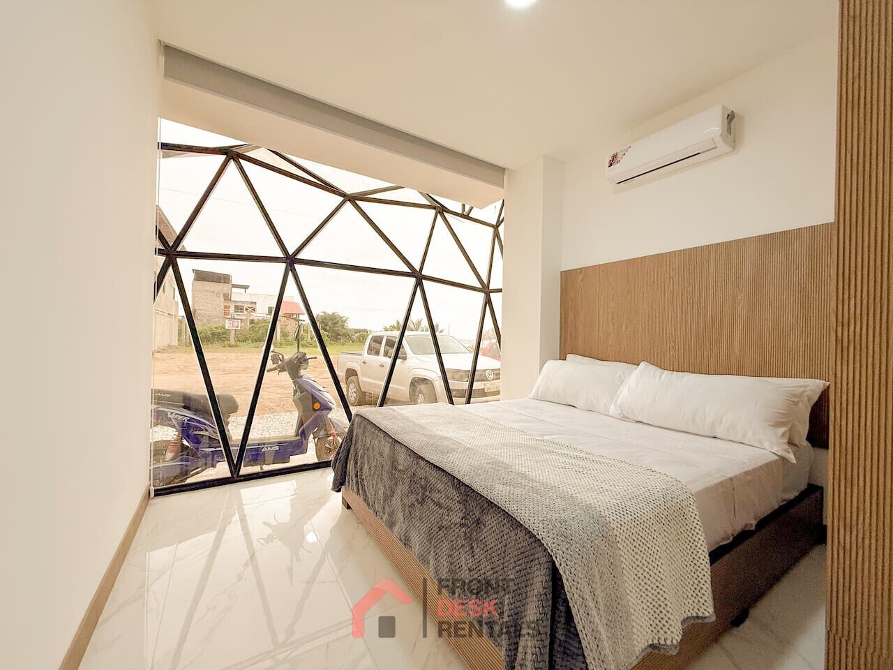 Escritorio, tabla de planchar con plancha, wifi y ropa de cama 