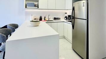 Een koelkast, een magnetron, een kookplaat