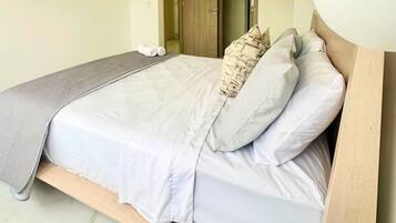 Tabla de planchar con plancha, wifi y ropa de cama