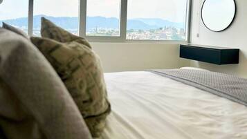 Een strijkplank/strijkijzer, wifi, beddengoed