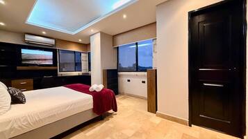 Una scrivania, ferro/asse da stiro, culla da viaggio, Wi-Fi