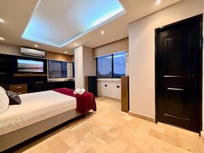 Una scrivania, ferro/asse da stiro, culla da viaggio, Wi-Fi