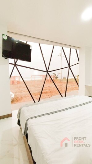 Escritorio, tabla de planchar con plancha, wifi