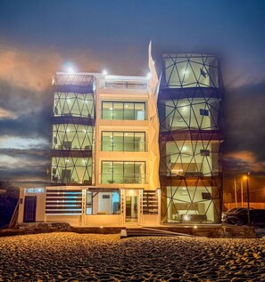 Exterior - Beachfront, pool, whirlpool & firepit (Montanita)