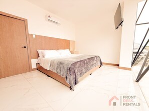 Desk, iron/ironing board, WiFi - Beachfront, pool, whirlpool & firepit (Montanita)