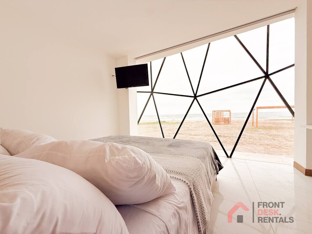 Skrivebord, strykejern/-brett og wi-fi