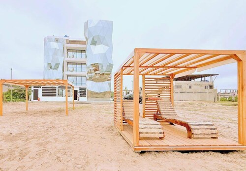 Beachfront, pool, whirlpool & firepit