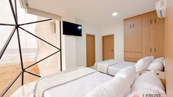 Escriptori, planxa i posts de planxar, wifi i roba de llit