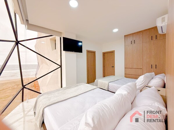 Escritorio, tabla de planchar con plancha, wifi y ropa de cama