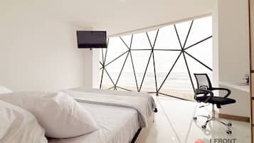 Escriptori, planxa i posts de planxar, wifi i roba de llit