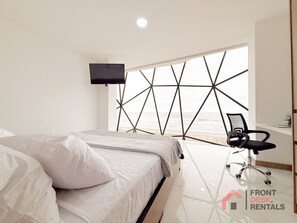 Escritorio, tabla de planchar con plancha, wifi y ropa de cama