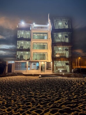 Exterior - Beachfront, pool, whirlpool & firepit (Montanita)