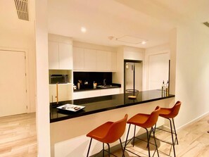 Jääkaappi, mikroaaltouuni, liesi, kahvin-/teenkeitin