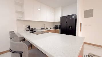 Frigorífic, microones, placa de cuina i cafetera i tetera