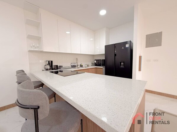 Frigorífic, microones, placa de cuina i cafetera i tetera 