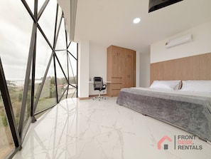 Een bureau, een strijkplank/strijkijzer, wifi, beddengoed