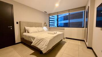 Tabla de planchar con plancha, cuna de viaje, wifi y ropa de cama