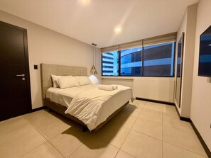 Tabla de planchar con plancha, cuna de viaje, wifi y ropa de cama 