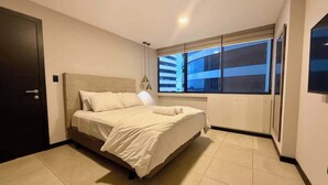 Una camera da letto con un letto, una finestra e una porta.