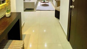 A modern living room with a sofa, a coffee table, and a TV. - Poolside Condo w/Parking Near US Consulate (Guayaquil)