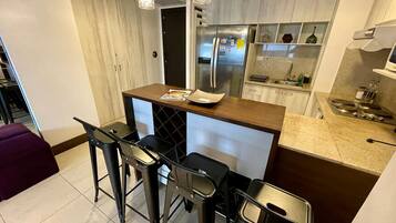 Refrigerador, microondas, parrilla de estufa y cafetera y tetera