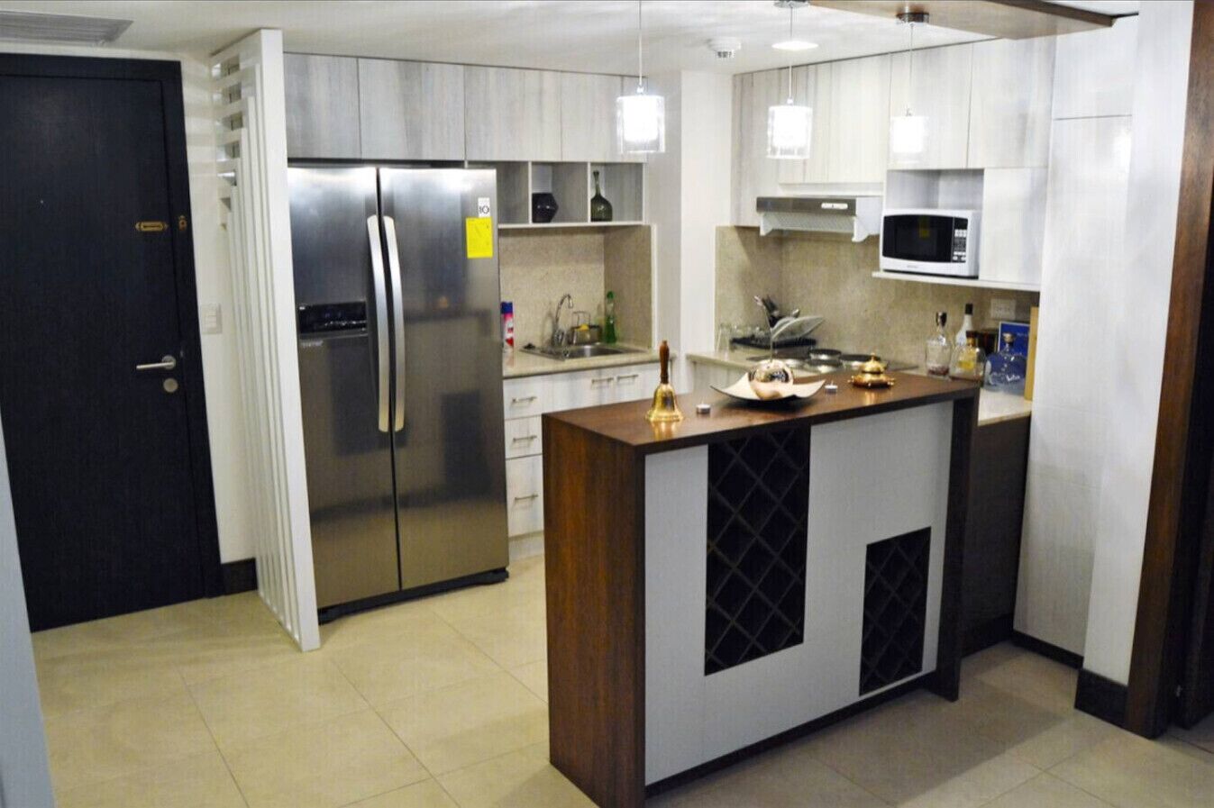 Refrigerador, microondas, parrilla de estufa y cafetera y tetera 