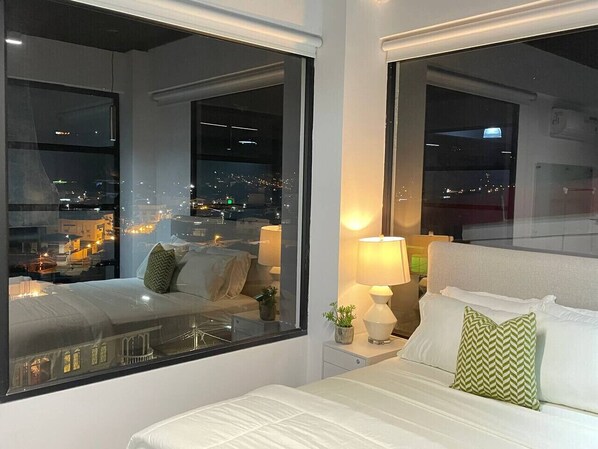 مكتب ومكواة/لوح كي وواي فاي وملاءات أسرّة