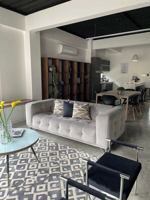 TV, offices - Modern and beautiful 3BD Industrial Loft in Lomas (Guayaquil)