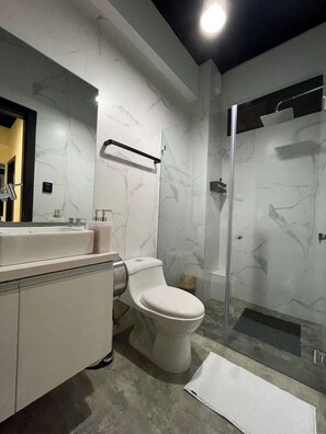 Shower, hair dryer, shampoo - Modern and beautiful 3BD Industrial Loft in Lomas (Guayaquil)