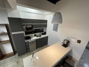 Refrigerador, microondas, parrilla de estufa y cafetera y tetera 