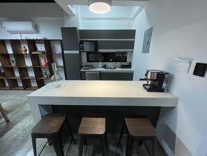 Refrigerador, microondas, parrilla de estufa y cafetera y tetera 