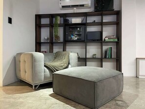 TV, offices - Modern and beautiful 3BD Industrial Loft in Lomas (Guayaquil)