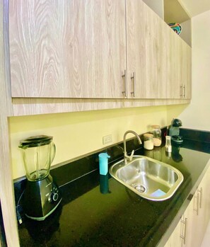 Geladeira, cooktop, cafeteira/chaleira, torradeira