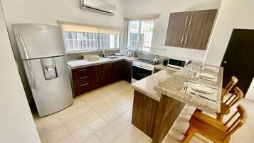 Kühlschrank, Mikrowelle, Ofen, Wasserkocher mit Kaffee-/Teezubehör