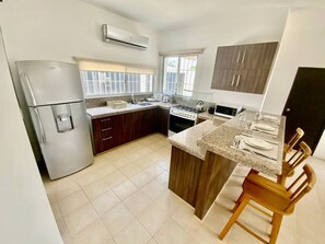 Refrigerador, microondas, horno y cafetera y tetera 