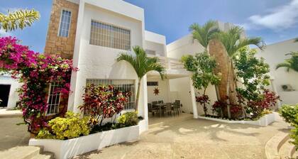 Gorgeous Beach house 3BD Pool and BBQ