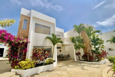 Gorgeous Beach house 3BD Pool and BBQ