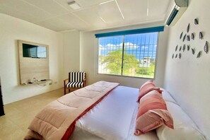 Tabla de planchar con plancha, wifi y ropa de cama 