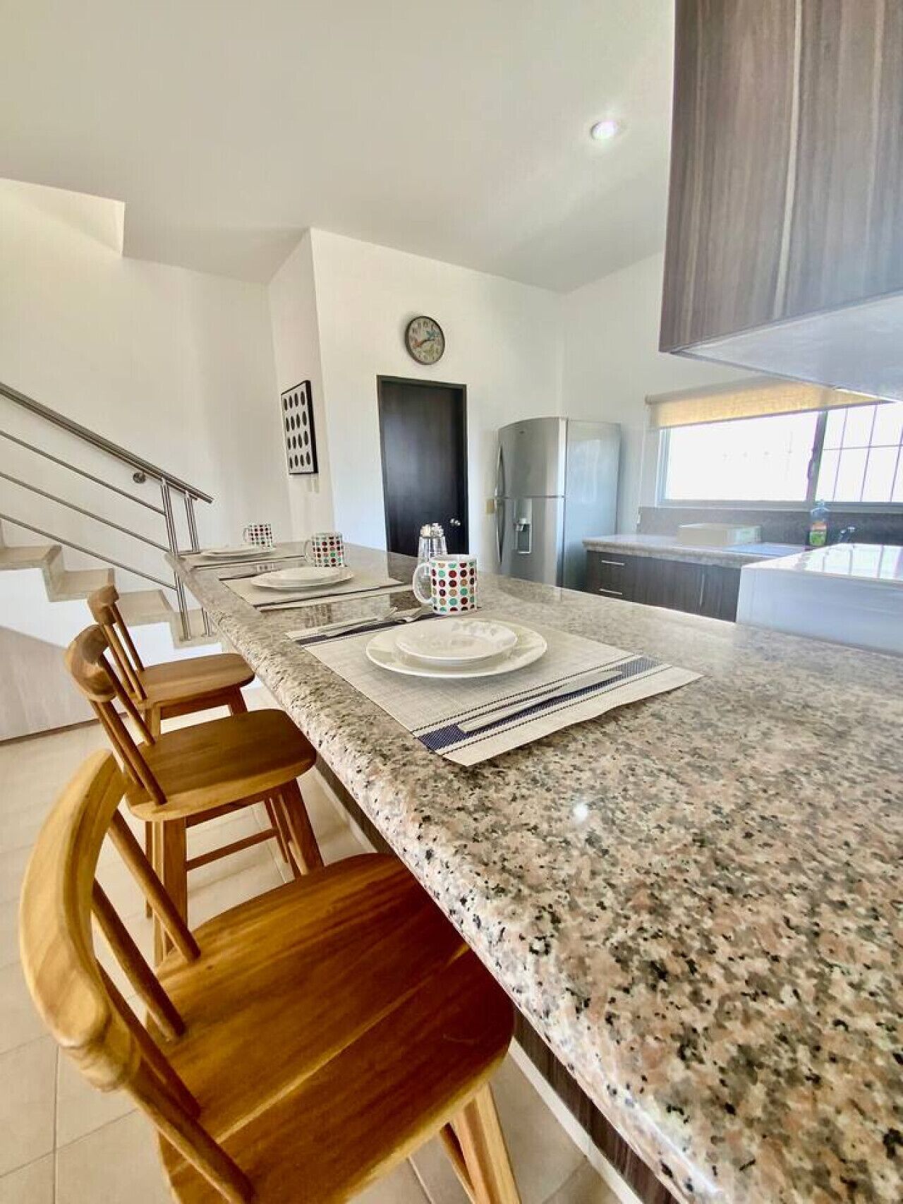 Frigorífico, microondas, horno y cafetera o tetera