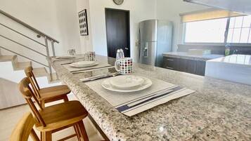 Kylskåp, mikrovågsugn, ugn och kaffe- och tebryggare