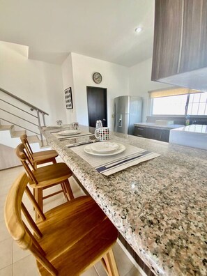 Kylskåp, mikrovågsugn, ugn och kaffe- och tebryggare